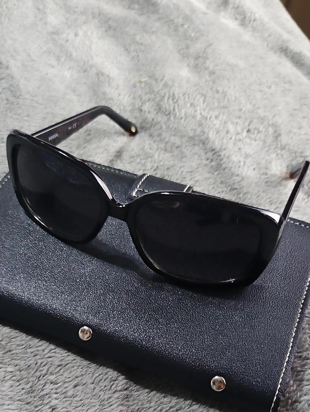 Fossil Vintage Designer Sunglasses Read